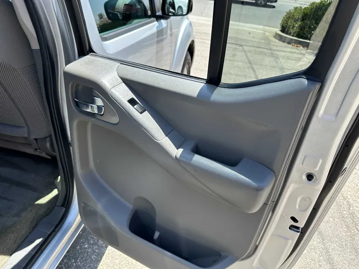 SILVER, 2017 NISSAN FRONTIER CREW CAB Image 31