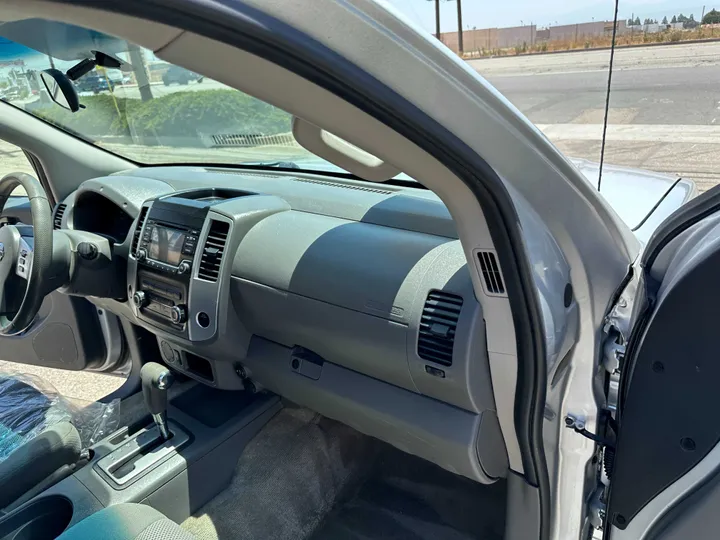 SILVER, 2017 NISSAN FRONTIER CREW CAB Image 36