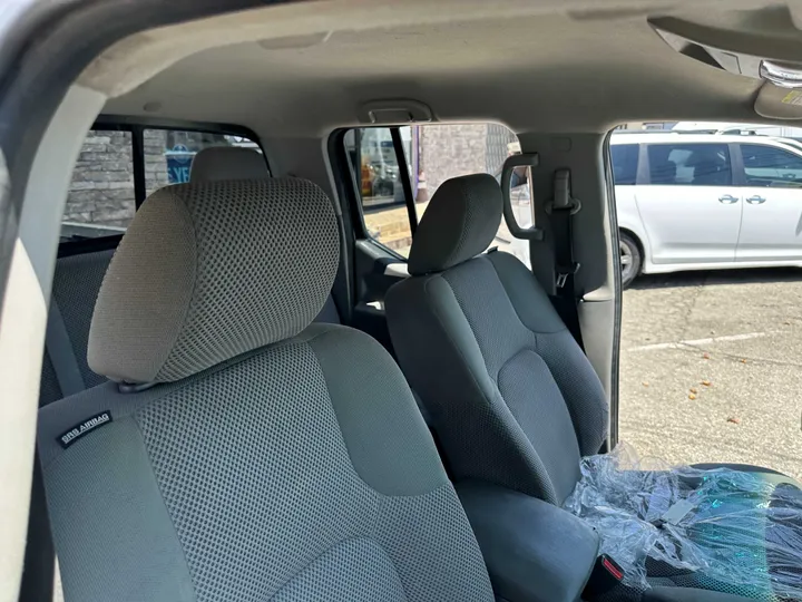 SILVER, 2017 NISSAN FRONTIER CREW CAB Image 37