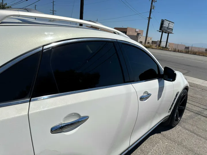 WHITE, 2012 INFINITI FX Image 17