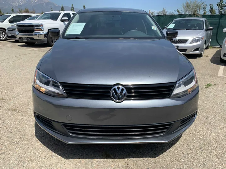 GREY, 2012 VOLKSWAGEN JETTA Image 4