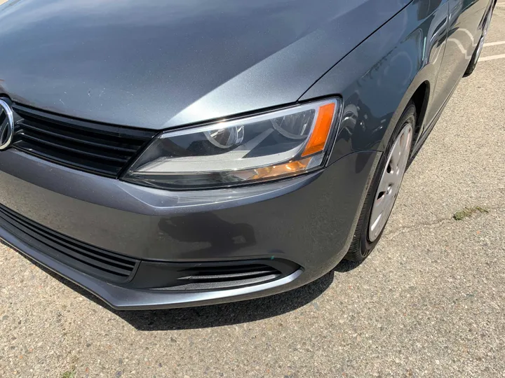 GREY, 2012 VOLKSWAGEN JETTA Image 10