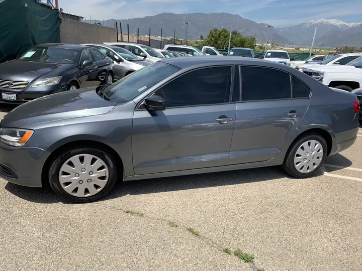 GREY, 2012 VOLKSWAGEN JETTA Image 11