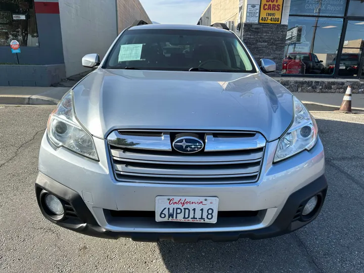 SILVER, 2013 SUBARU OUTBACK Image 4