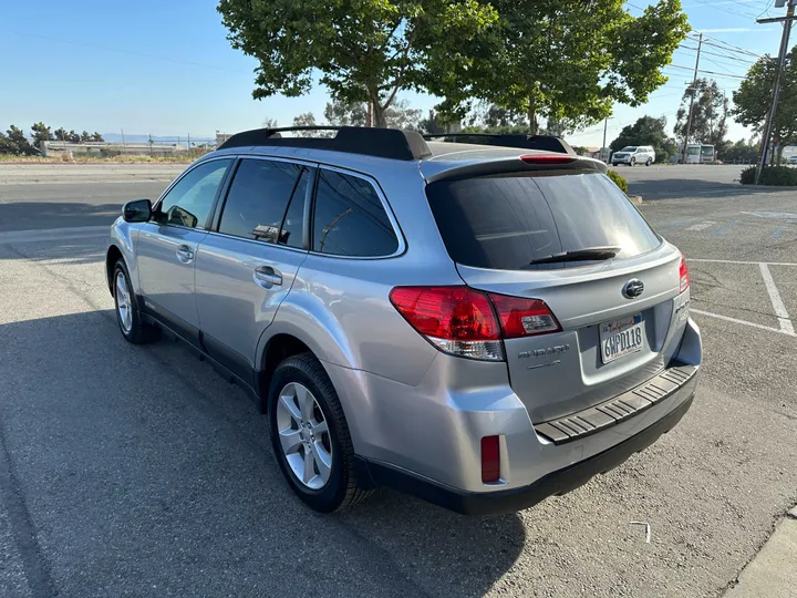 SILVER, 2013 SUBARU OUTBACK Image 8