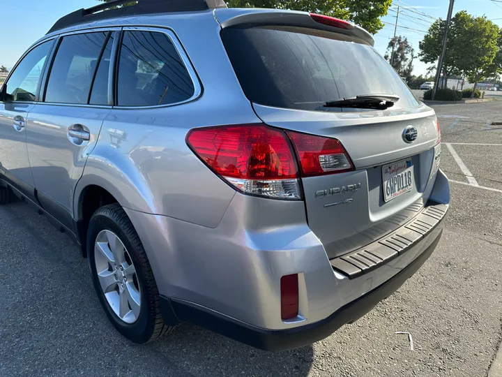 SILVER, 2013 SUBARU OUTBACK Image 9