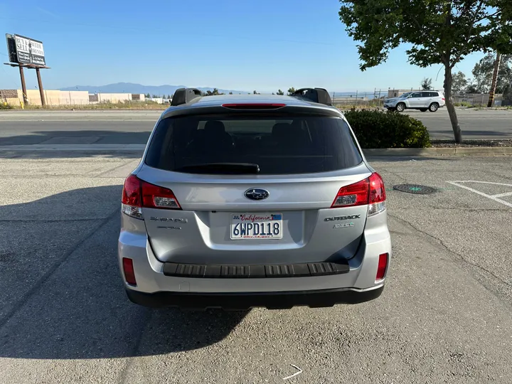 SILVER, 2013 SUBARU OUTBACK Image 10