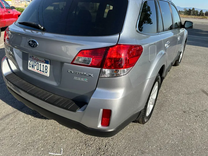 SILVER, 2013 SUBARU OUTBACK Image 13