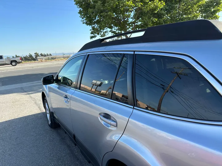 SILVER, 2013 SUBARU OUTBACK Image 17