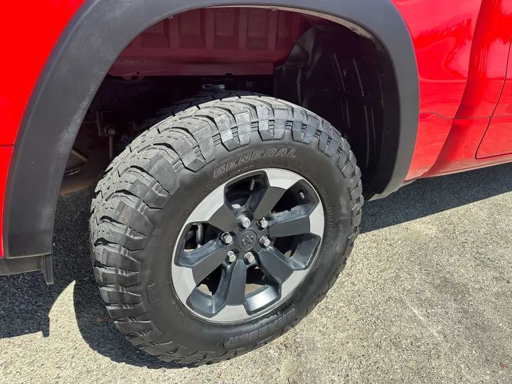 RED, 2019 RAM 1500 CREW CAB Image 17