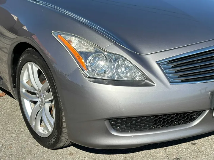 GREY, 2009 INFINITI G Image 2