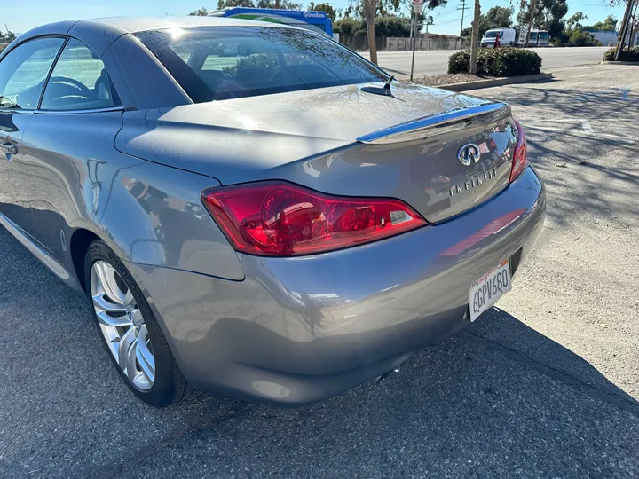 GREY, 2009 INFINITI G Image 9