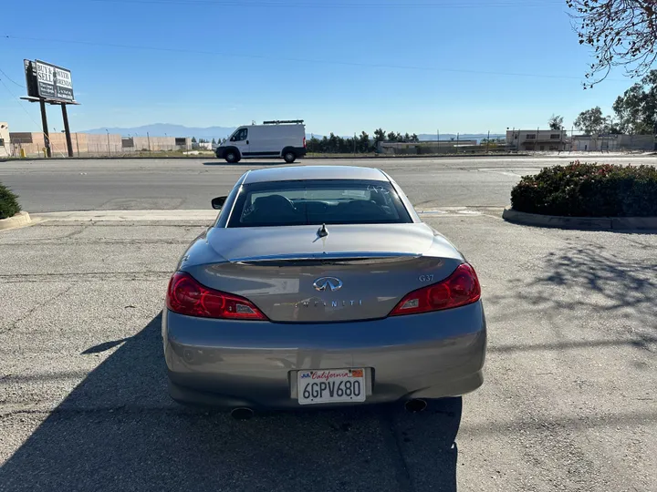 GREY, 2009 INFINITI G Image 10