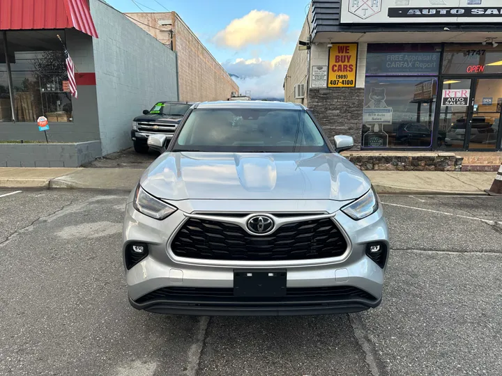 SILVER, 2021 TOYOTA HIGHLANDER Image 3