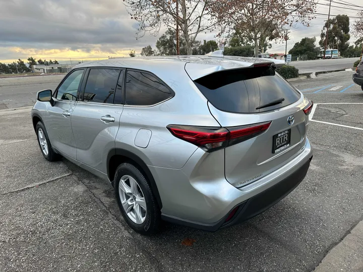 SILVER, 2021 TOYOTA HIGHLANDER Image 8