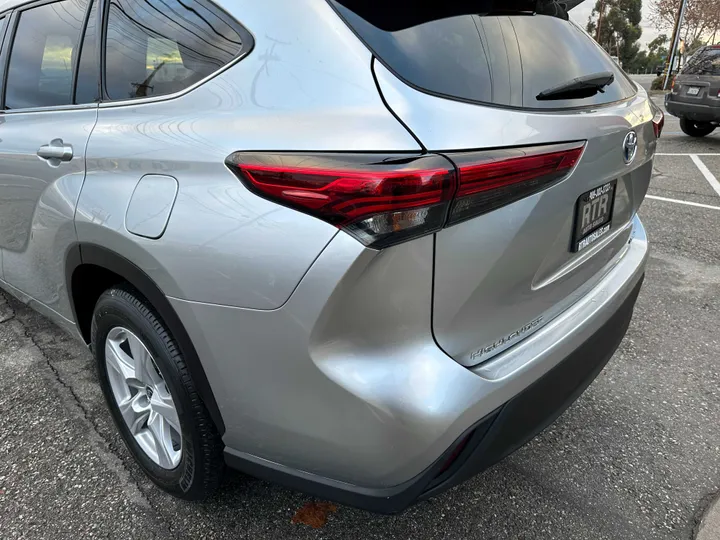 SILVER, 2021 TOYOTA HIGHLANDER Image 9