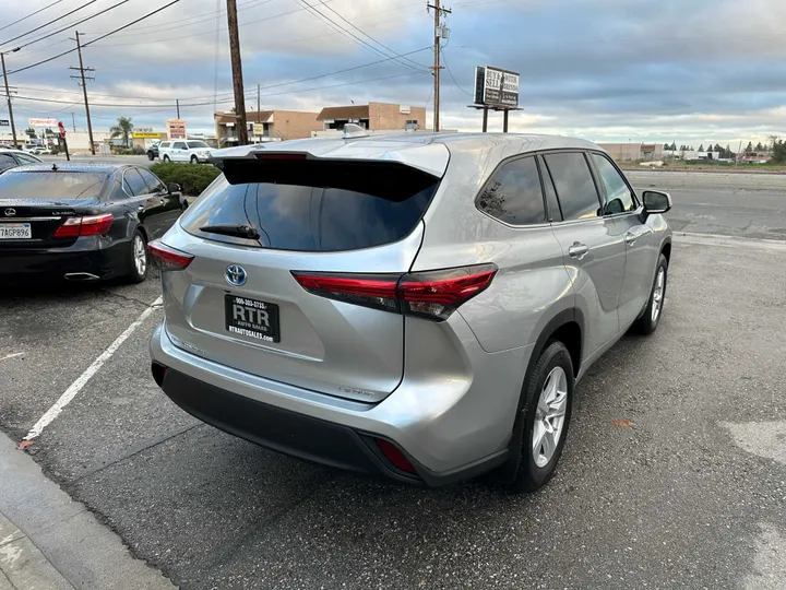 SILVER, 2021 TOYOTA HIGHLANDER Image 12