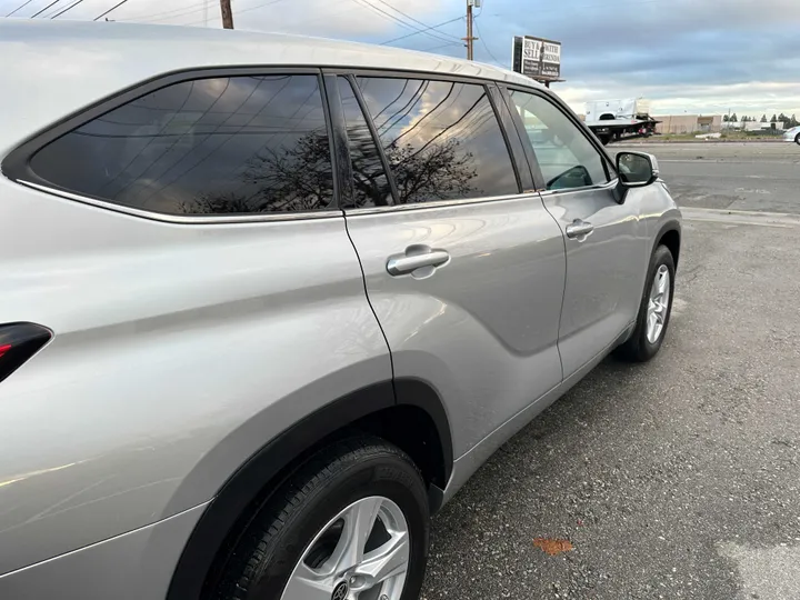 SILVER, 2021 TOYOTA HIGHLANDER Image 16