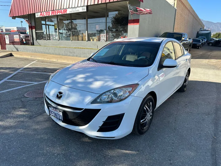 WHITE, 2010 MAZDA MAZDA3 Image 5