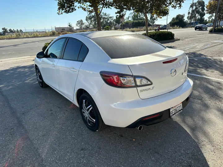 WHITE, 2010 MAZDA MAZDA3 Image 8