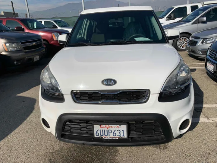 WHITE, 2012 KIA SOUL Image 3