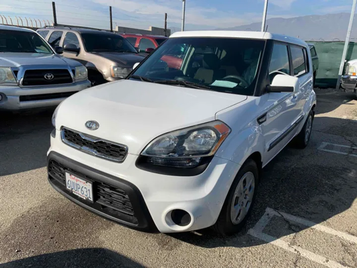 WHITE, 2012 KIA SOUL Image 4