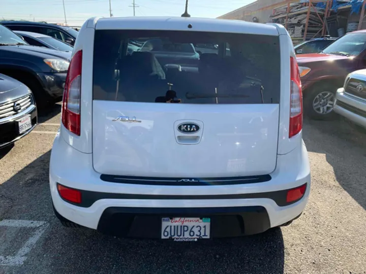 WHITE, 2012 KIA SOUL Image 9