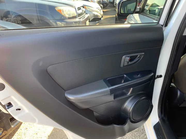 WHITE, 2012 KIA SOUL Image 28