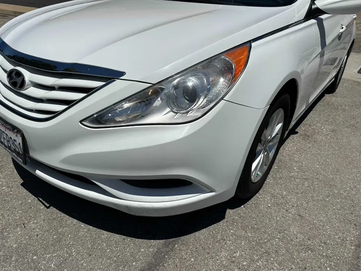 WHITE, 2013 HYUNDAI SONATA Image 6