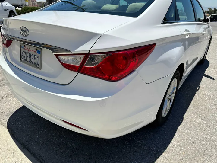 WHITE, 2013 HYUNDAI SONATA Image 13