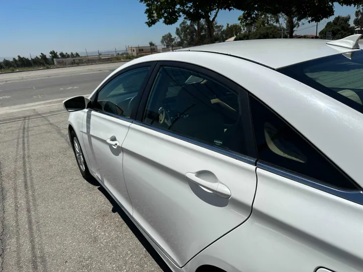 WHITE, 2013 HYUNDAI SONATA Image 17