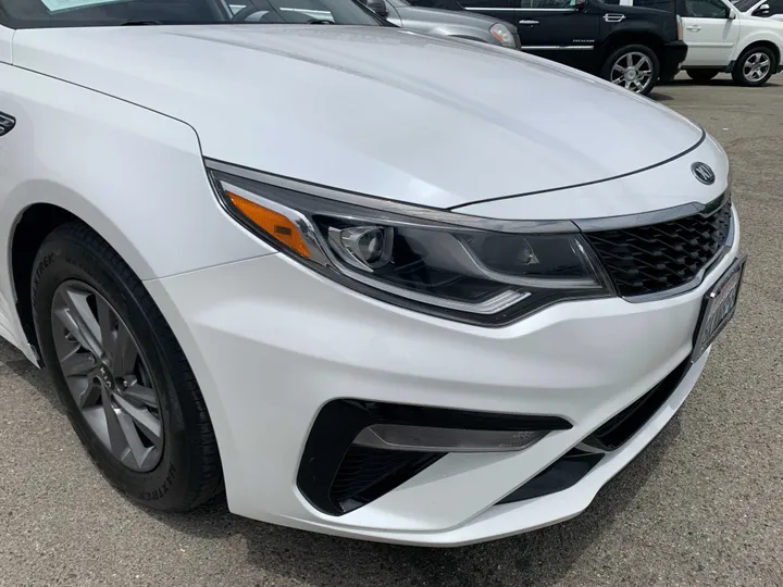 WHITE, 2019 KIA OPTIMA Image 2