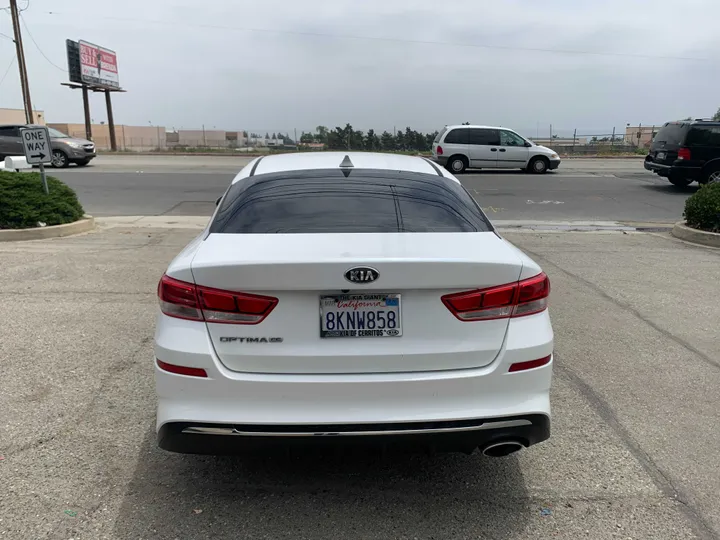 WHITE, 2019 KIA OPTIMA Image 10