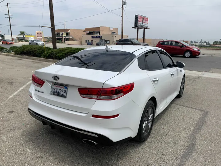 WHITE, 2019 KIA OPTIMA Image 12