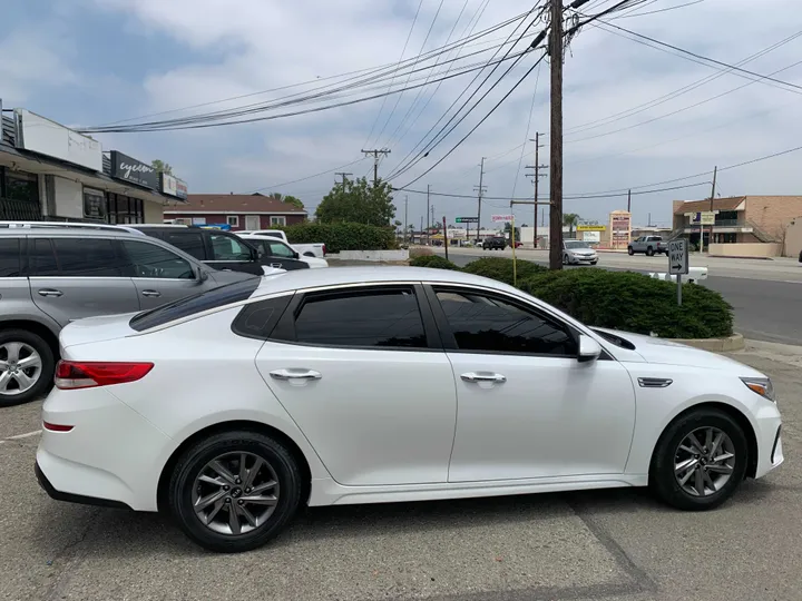 WHITE, 2019 KIA OPTIMA Image 14