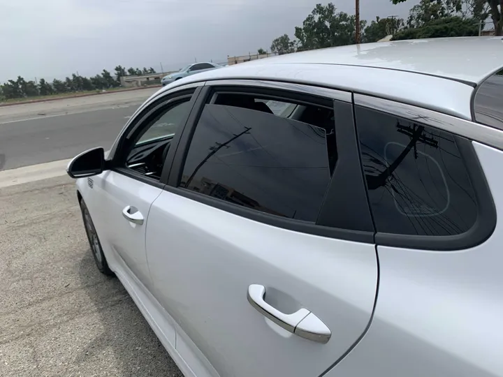 WHITE, 2019 KIA OPTIMA Image 17