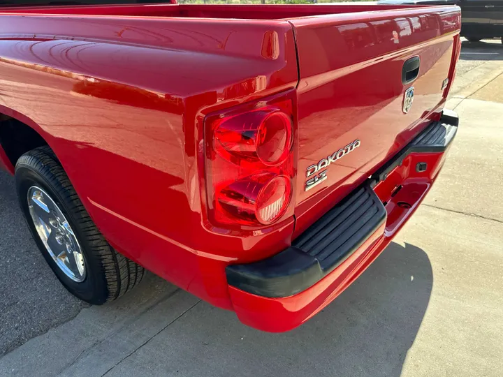 RED, 2005 DODGE DAKOTA CLUB CAB Image 9