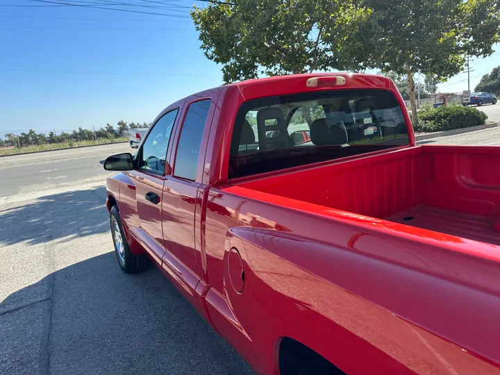 RED, 2005 DODGE DAKOTA CLUB CAB Image 17