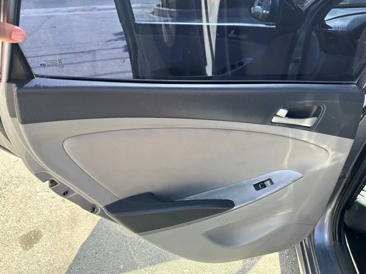 SILVER, 2015 HYUNDAI ACCENT Image 30