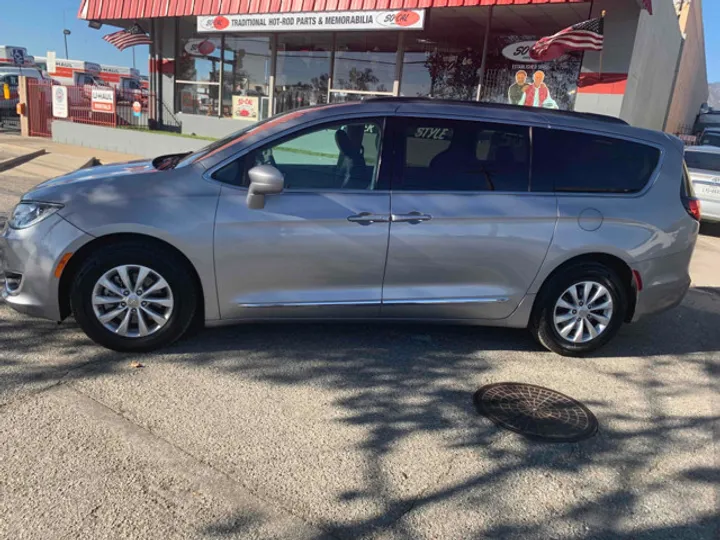 SILVER, 2017 CHRYSLER PACIFICA Image 7