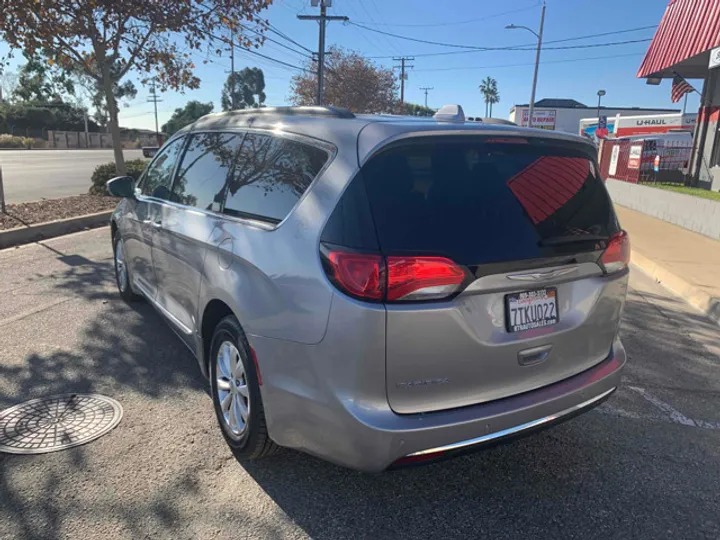 SILVER, 2017 CHRYSLER PACIFICA Image 8