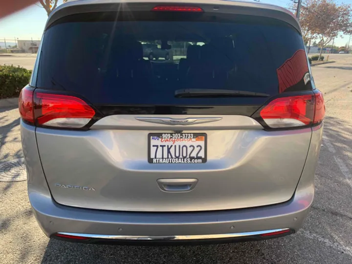 SILVER, 2017 CHRYSLER PACIFICA Image 11