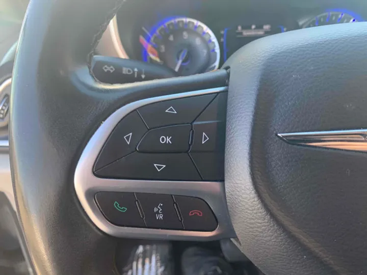 SILVER, 2017 CHRYSLER PACIFICA Image 24