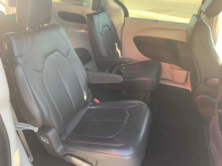 SILVER, 2017 CHRYSLER PACIFICA Image 40