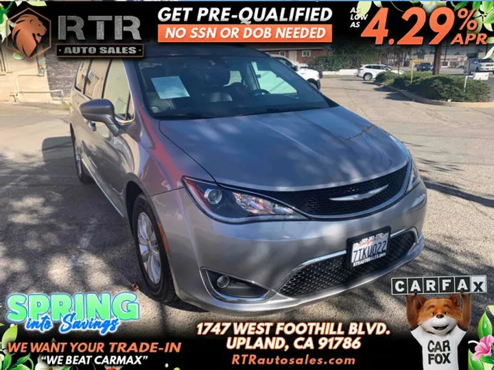 SILVER, 2017 CHRYSLER PACIFICA Image 1