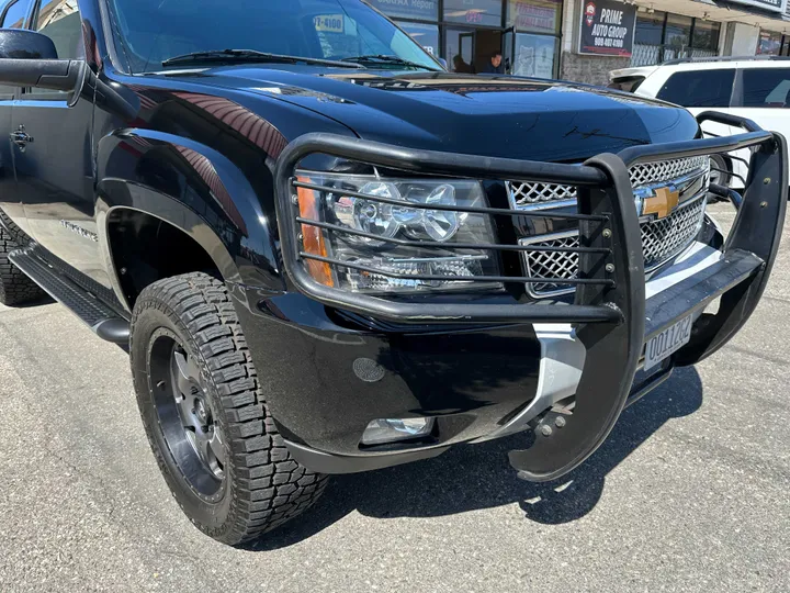 BLACK, 2012 CHEVROLET AVALANCHE Image 2