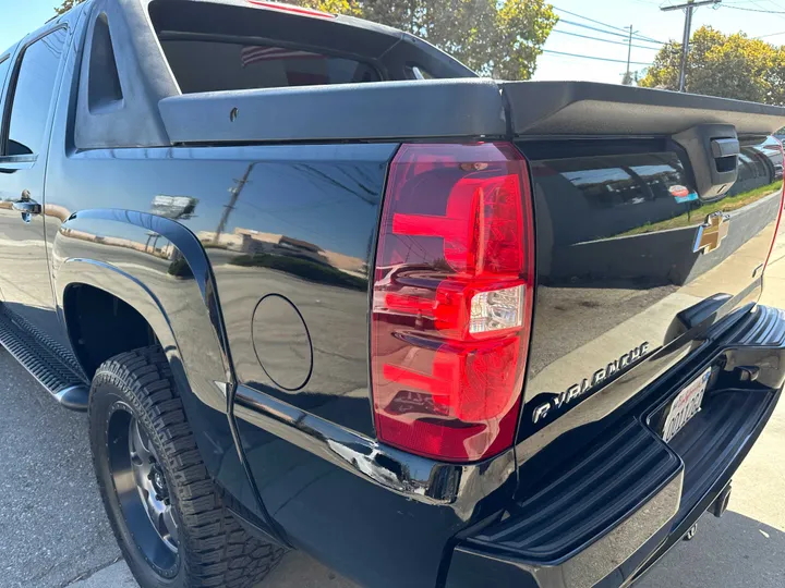 BLACK, 2012 CHEVROLET AVALANCHE Image 9