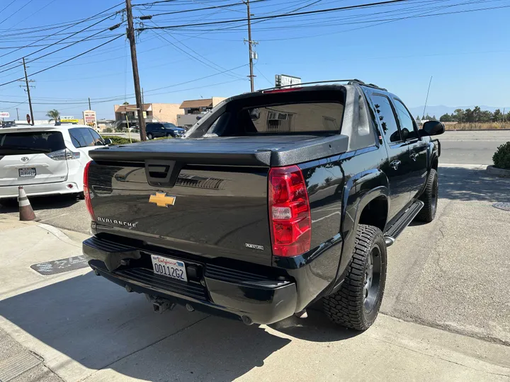 BLACK, 2012 CHEVROLET AVALANCHE Image 12