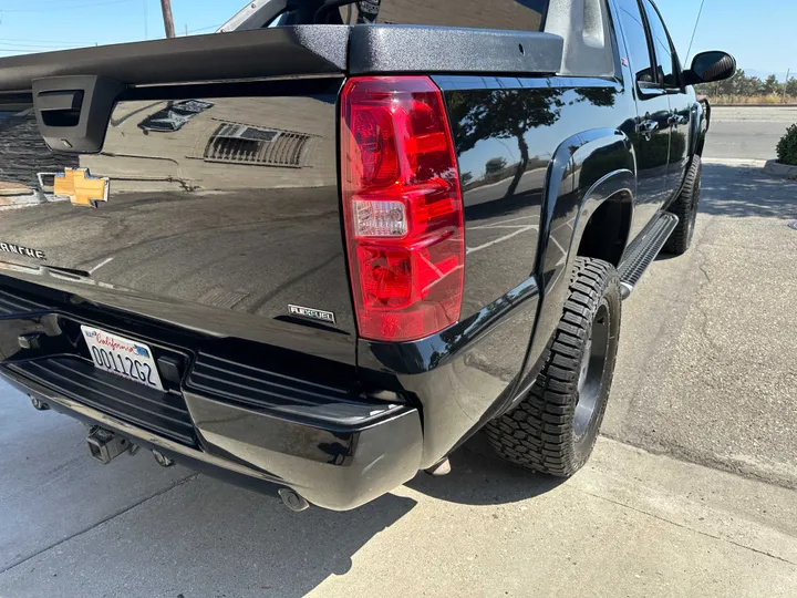 BLACK, 2012 CHEVROLET AVALANCHE Image 13