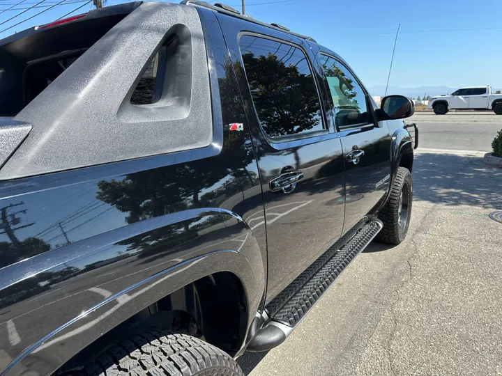 BLACK, 2012 CHEVROLET AVALANCHE Image 16